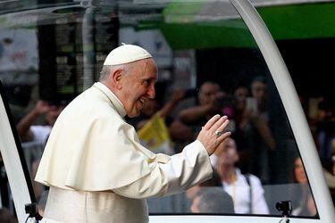Salidas de protocolo y cercanía con los fieles: Así fueron las primeras horas del Papa Francisco en Chile