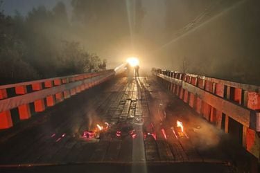 La Araucanía: desconocidos queman parte de un puente y dejan amenaza de muerte contra diputados Mellado y Ojeda