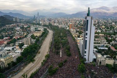 Fitch afirma que es poco probable que las protestas masivas en Chile afecten la calificación de riesgo