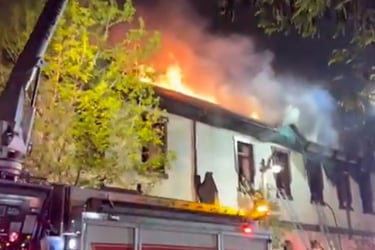 Más de 100 voluntarios de bomberos trabajan en apagar incendio de estructura abandonada en Santiago Centro