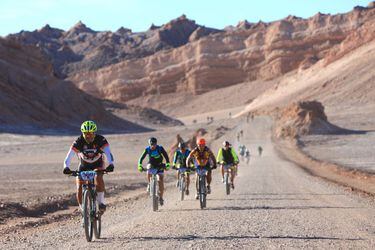 Figuras mundiales pedalean en el desierto chileno