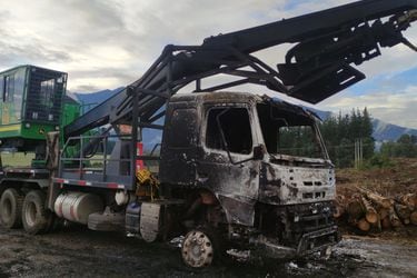 Ataque incendiario en La Araucanía: desconocidos queman maquinaria forestal en Cunco