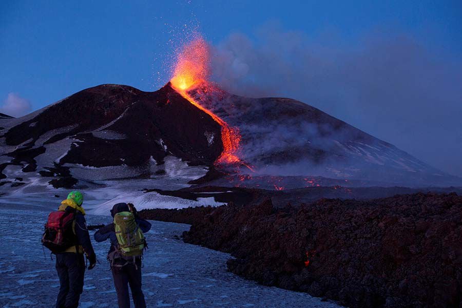 Volcán Etna entra en erupción y autoridades cierran aeropuerto de