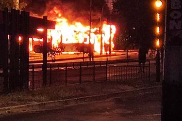 Desconocidos incendian dos buses del Transantiago en Peñalolén durante disturbios