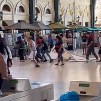 Enfrentamiento entre vendedores ambulantes y guardias en Estación Central deja varios locales destruidos en mall
