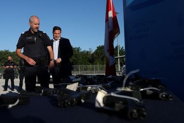 La política que Boric dijo que “imitaría”: Canadá prohíbe temporalmente la importación de armas de fuego