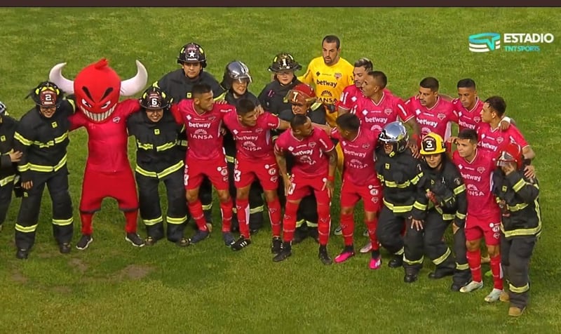 Los bomberos fueron homenajeados en el partido entre Ñublense y Universidad Católica. Cuanto todos eran amigos, antes del show de Fernando Véjar...