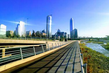 ¿Cerca o lejos de Australia? Chile rozará los US$31 mil per cápita en 2023 tras nuevas cifras de población
