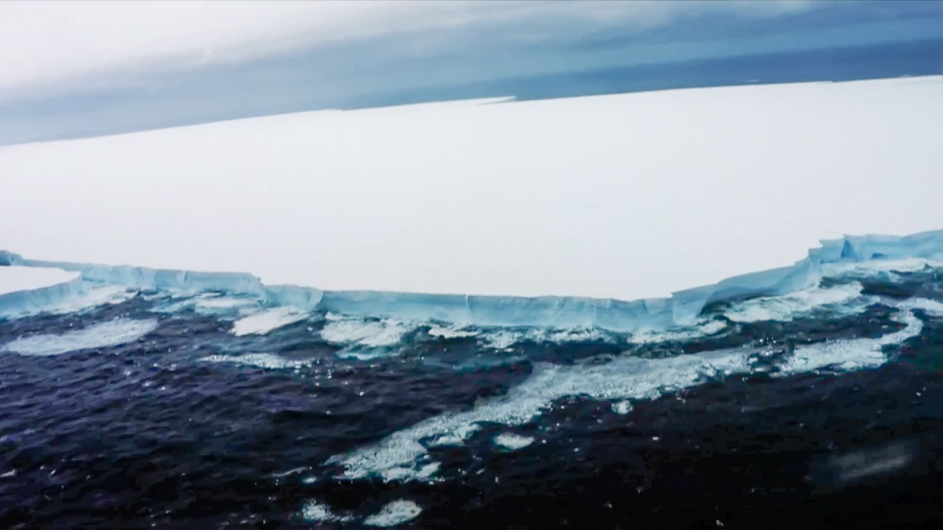 Colosal iceberg, seis veces el tamaño de Santiago, escapa de la Antártica, ¿podría impactar Chile?