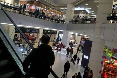 El dispar segundo trimestre del retail en medio de la caída del consumo y la amenaza a Falabella
