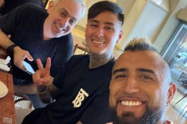 Vidal, junto a Felicevich y Pulgar. FOTO: @Kingarturo23oficial / Instagram.