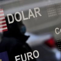 Dólar opera estable con los mercados atentos a datos en Estados Unidos