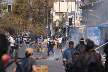 Tres heridos a bala marcan marchas por el Día del Trabajador y gobierno anuncia querellas