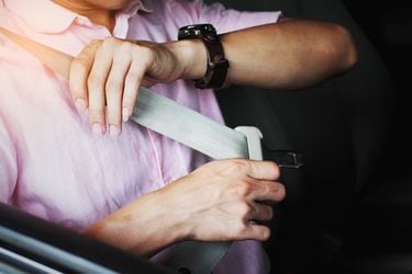 ¿Te pones bien el cinturón de seguridad en el auto? Aquí te contamos cómo usarlo