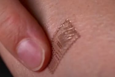 Desarrollan un tatuaje electrónico que puede controlar la presión arterial
