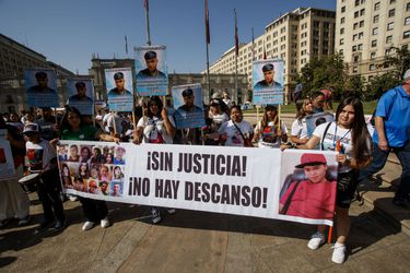 Familiares de menores de edad asesinados por delincuentes realizaron una manifestación en la Plaza de la Constitución a las afueras de La Moneda.
