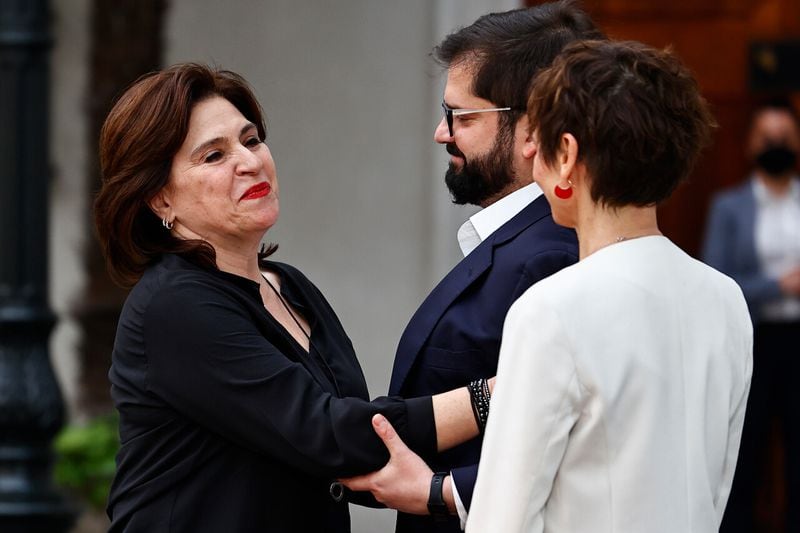 Ana Lya Uriarte es felicitada por el Presidente Gabriel Boric y Carolina Tohá al asumir su cargo en cambio de gabinete de este martes.