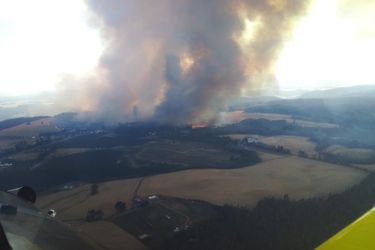 Incendio forestal en Cholchol amenaza a viviendas de comunidad mapuche