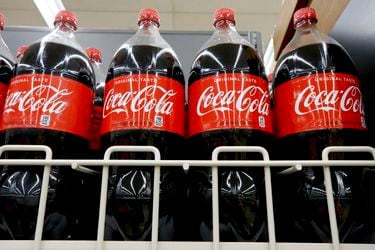 Ingresos de Coca-Cola superan las expectativas ante reapertura de cines y restaurantes