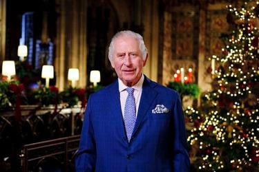 El rey Carlos III recuerda a la difunta reina Isabel II y cita fe en la humanidad en su mensaje de Navidad