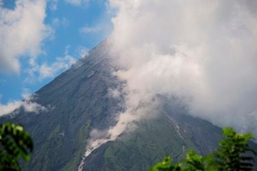 Autoridades de Filipinas inician evacuación de miles de personas por “erupción peligrosa” de volcán Mayón
