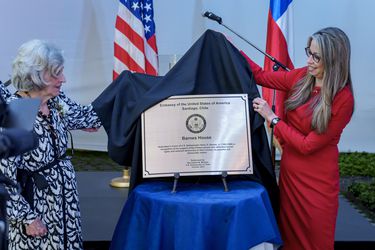 Embajada de EE.UU. rinde homenaje a diplomático que enfrentó a Pinochet