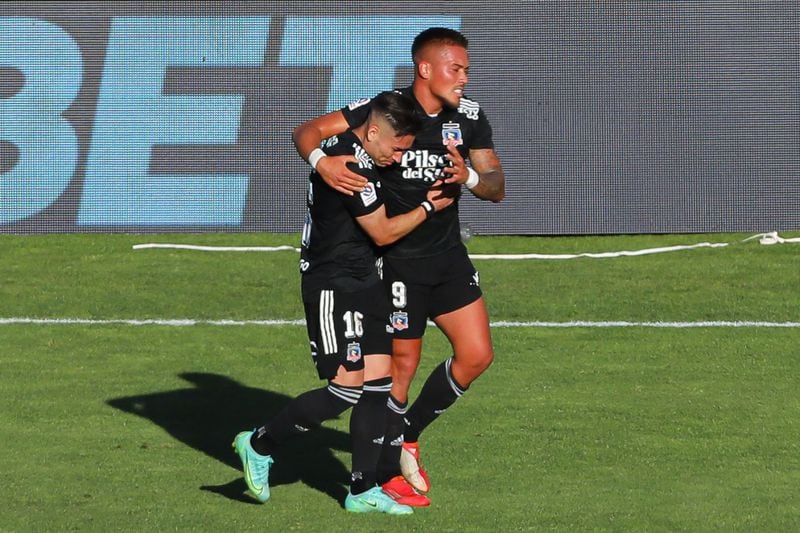 Javier Parraguez celebra con Óscar Opazo el gol del triunfo ante la UC