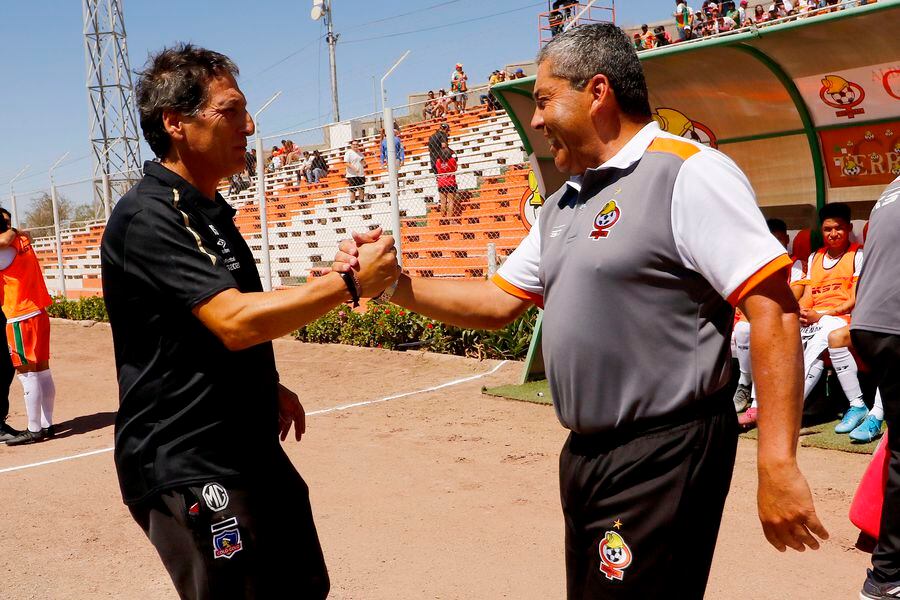 Gustavo Huerta, saludando a Mario Salas en el último enfrentamiento de Cobresal ante Colo Colo en El Salvador.