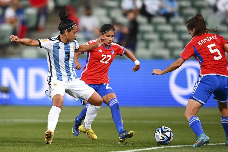 Chile cayó por 4-0 contra Argentina en un amistoso previo al repechaje para el Mundial de Australia y Nueva Zelanda.