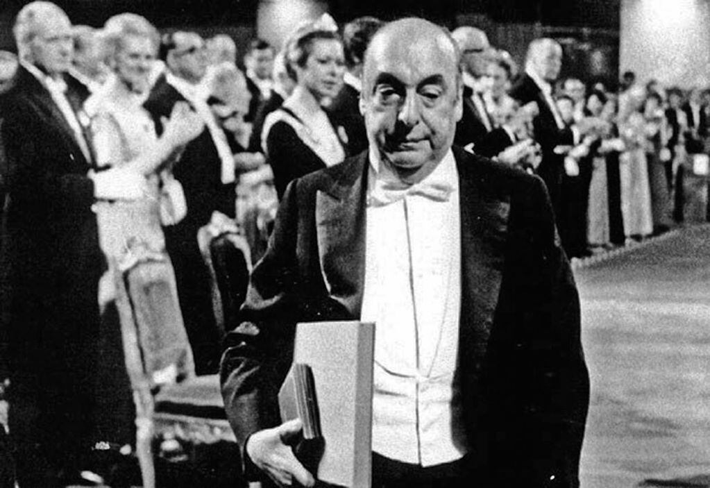 Pablo Neruda al recibir el Premio Nobel de Literatura 1971.