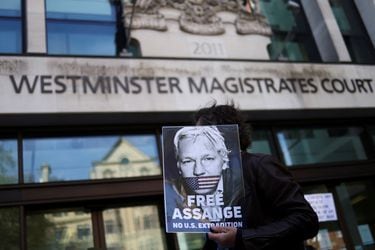 Juez remite al gobierno británico orden de extraditar a Julian Assange a Estados Unidos