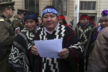 Familia Catrillanca entregan carta en el Palacio de la Moneda