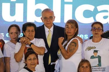 Ministro de Defensa de Colombia pide perdón por las ejecuciones extrajudiciales cometidas por el Estado