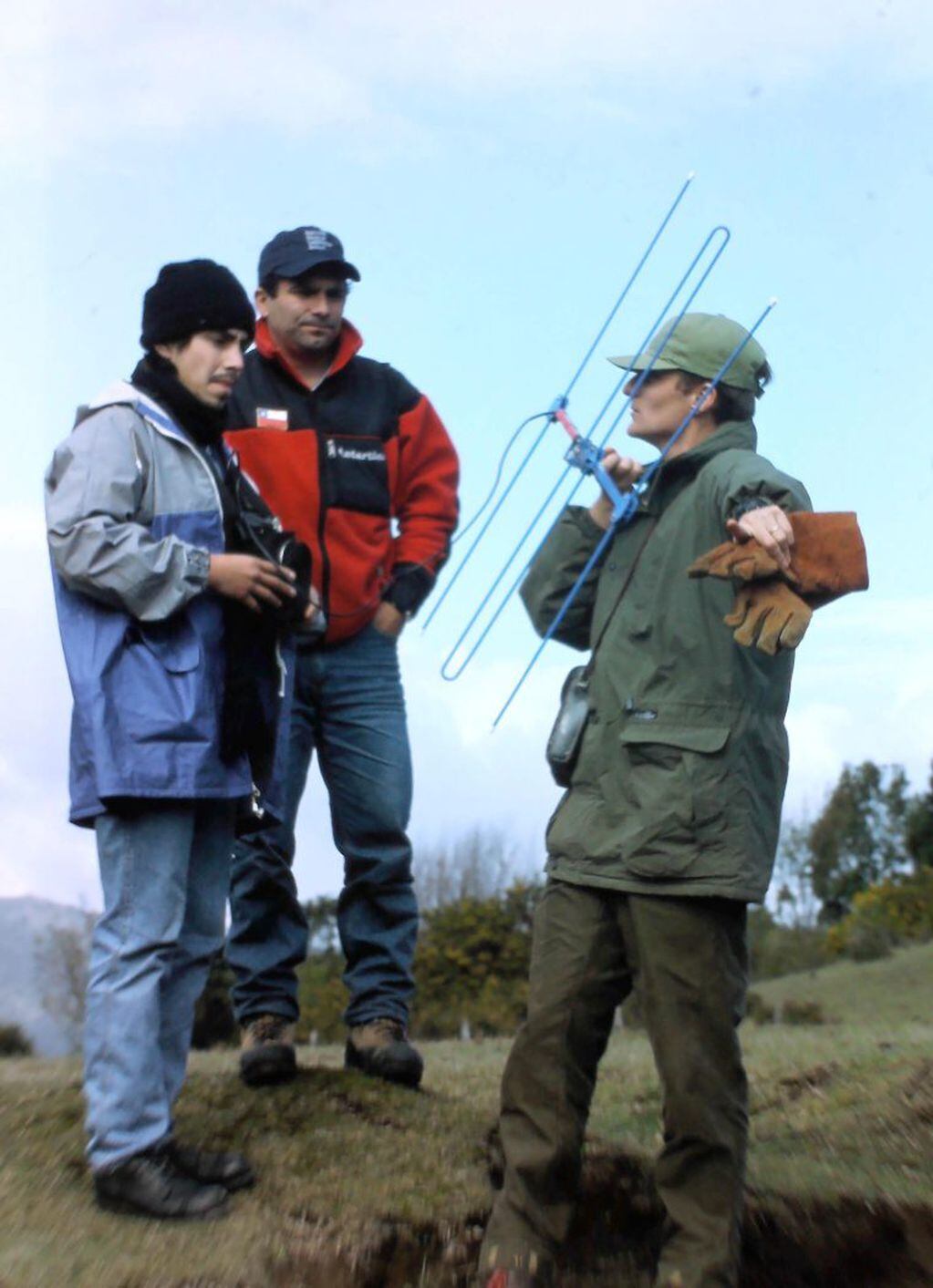 Seguimiento del huillín con radiotelemetría en los 2000. FOTO: Gonzalo Medina